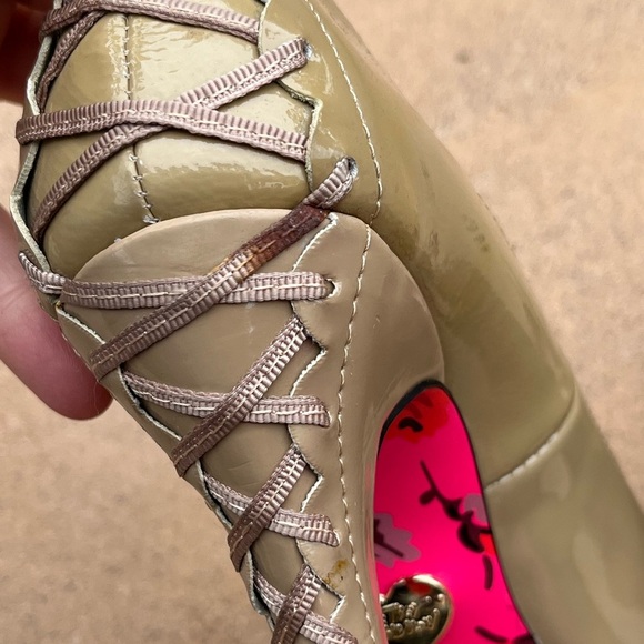 Betsey Johnson Dita Corset Lacing up the Back Tan Patent Leather Platform Heels - Picture 9 of 11